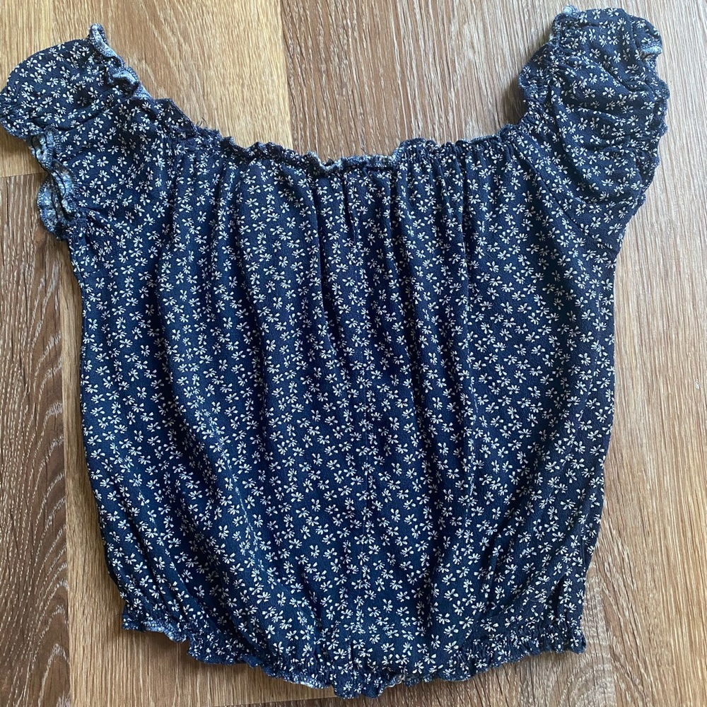 Brandy Melville scrunch crop top